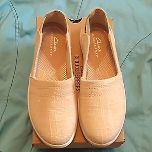 NIB Women's Carks Cloudsteppers tan slip on shoes size 6.5